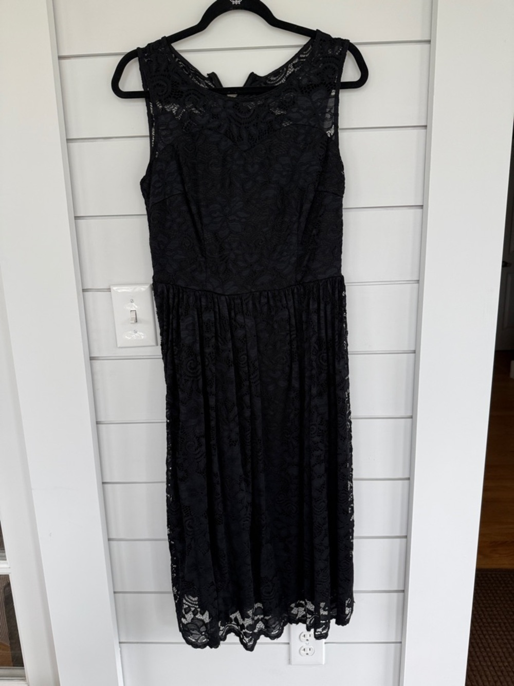 Elegant Black Lace Midi Dress with Sleeveless Design